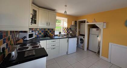 3-bed House Sleeps 6 With Garden and Parking