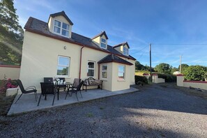 Outdoor dining - 3-bed House Sleeps 6 With Garden and Parking (Rossadrehid)
