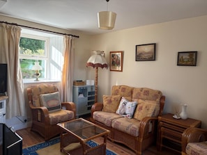 Fireplace - 3-bed House Sleeps 6 With Garden and Parking (Rossadrehid)