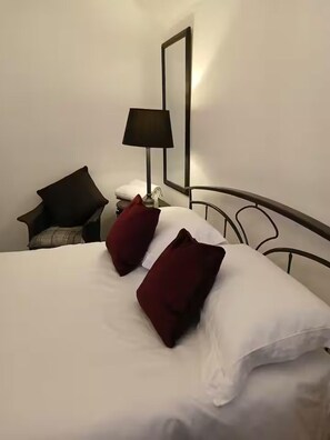 6 bedrooms, WiFi (free), bed sheets - Sleeps6-3bed-nearroyaltroon-ayrshirecoast (Prestwick)