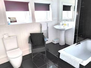 Separate tub and shower, deep soaking tub, towels - Sleeps6-3bed-nearroyaltroon-ayrshirecoast (Prestwick)