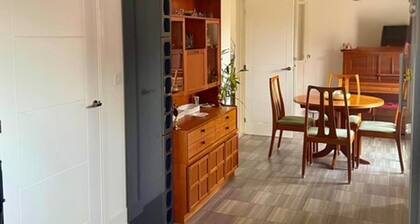 House - Sleeps up to 12 - Parking - Garden