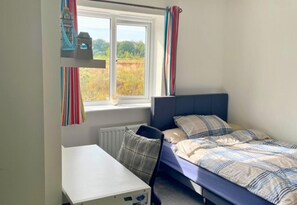 4 bedrooms, iron/ironing board, free WiFi, bed sheets - House - Sleeps up to 12 - Parking - Garden (Salisbury)