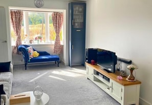 Living area - House - Sleeps up to 12 - Parking - Garden (Salisbury)
