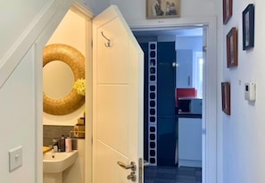 Combined shower/bathtub, deep-soaking bathtub, hair dryer, towels - House - Sleeps up to 12 - Parking - Garden (Salisbury)
