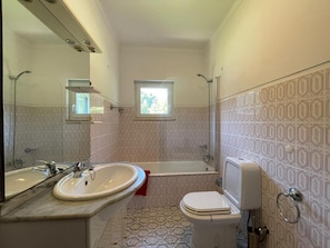 Duschwanne, Komfortbadewanne, Haartrockner, Handtücher