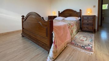 3 bedrooms, iron/ironing board, WiFi (free), bed sheets