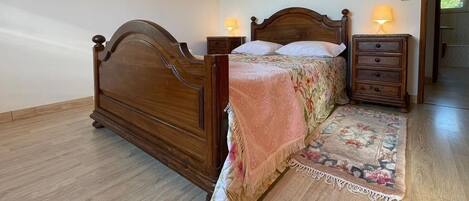 3 bedrooms, iron/ironing board, WiFi (free), bed sheets