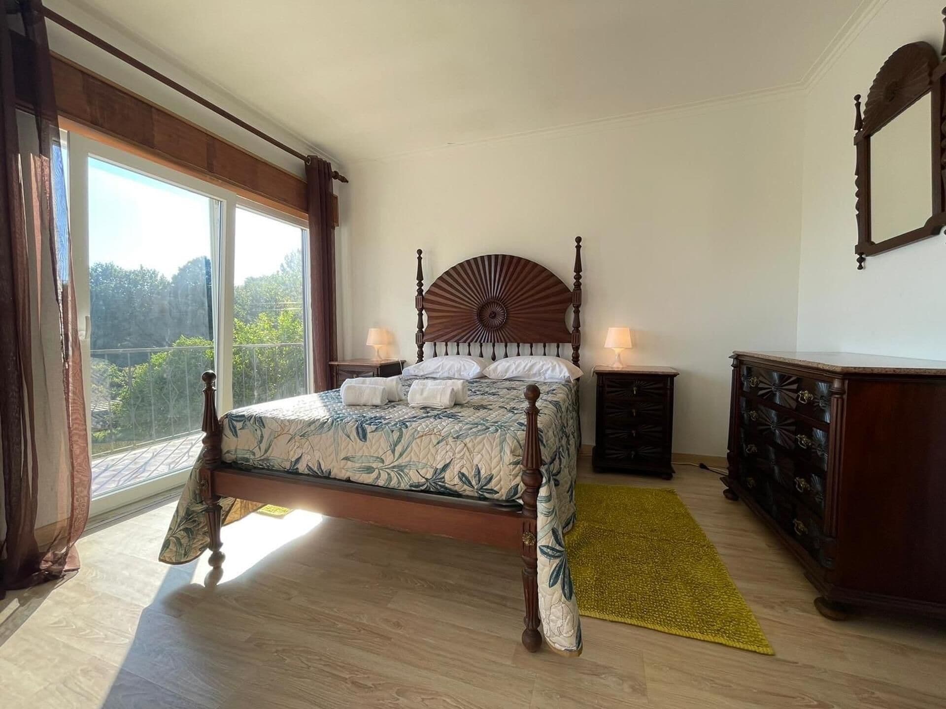 3 bedrooms, iron/ironing board, WiFi (free), bed sheets