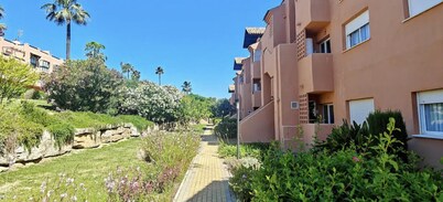 House Sleeps 6 With Indoor Pool and Parking