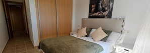 2 chambres, fer et planche à repasser, Wi-Fi gratuit, draps fournis