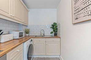 Fridge, microwave, oven, electric kettle - House Sleeps 6 With Pets Welcome (London)