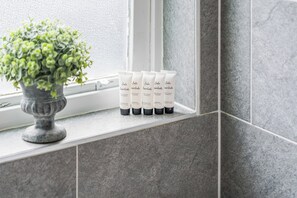 Shower, hair dryer, towels - House Sleeps 6 With Pets Welcome (London)