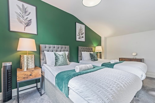 House Sleeps 6 With Pets Welcome