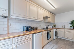 Fridge, microwave, oven, electric kettle - House Sleeps 6 With Pets Welcome (London)