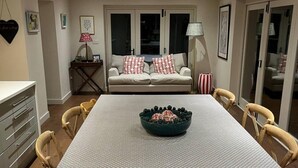 Interior - Riverside Cottage Sleeps 8 With Parking (Marlborough)