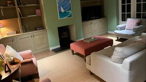 Living area - Riverside Cottage Sleeps 8 With Parking (Marlborough)