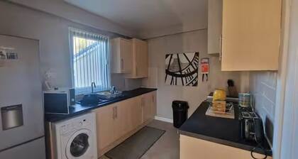 North Glasgow, Sleeps 4 With Wifi & Parking
