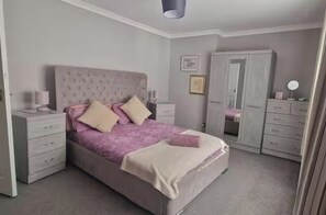 2 bedrooms, iron/ironing board, free WiFi, bed sheets - North Glasgow, Sleeps 4 With Wifi & Parking (Glasgow)