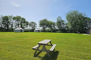 Outdoor dining - Yurt Sleeps 2 - Bbq & Fire Pit - Dogs Welcome (Bodmin)