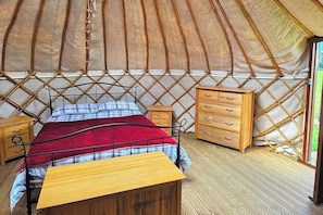 1 bedroom, bed sheets - Yurt Sleeps 2 - Bbq & Fire Pit - Dogs Welcome (Bodmin)