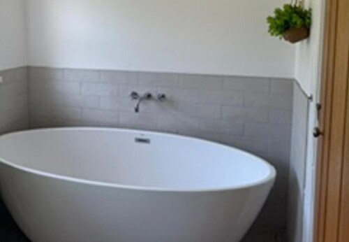 Neath Cozy Retreat With 2 Bedrooms Sleeps 6
