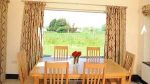 Dining - Spacious Bungalow Sleeps 10 (Kidwelly)
