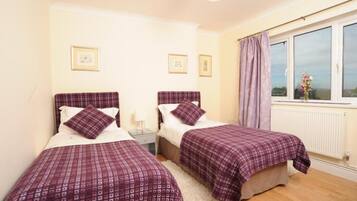 5 bedrooms, iron/ironing board, WiFi (free), bed sheets