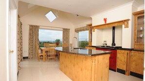 Private kitchen - Spacious Bungalow Sleeps 10 (Kidwelly)