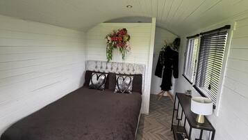 1 bedroom, bed sheets