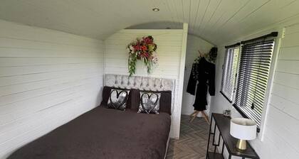 Little Lake Lodge Retreat Sleeps 2 With Parking