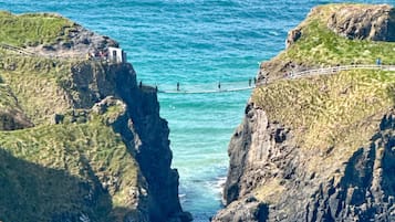 Un paisaje costero con acantilados rocosos y un mar azul cristalino.