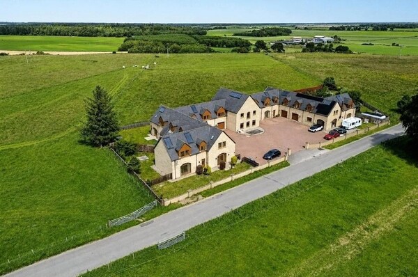 Luxury Home - Sleeps 10 - Patio - Views - Elgin