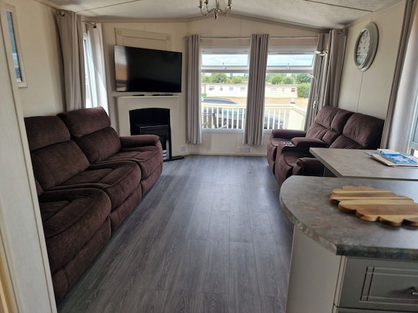 Caravan Sleeps 6 With Parking - Hemsby