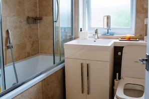 Combined shower/tub, deep soaking tub, towels