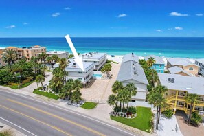 Ein Küstenhotel mit Pool, Strandblick und mehreren Gebäuden.