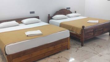 Family Suite | Desk, laptop workspace, iron/ironing board, free WiFi
