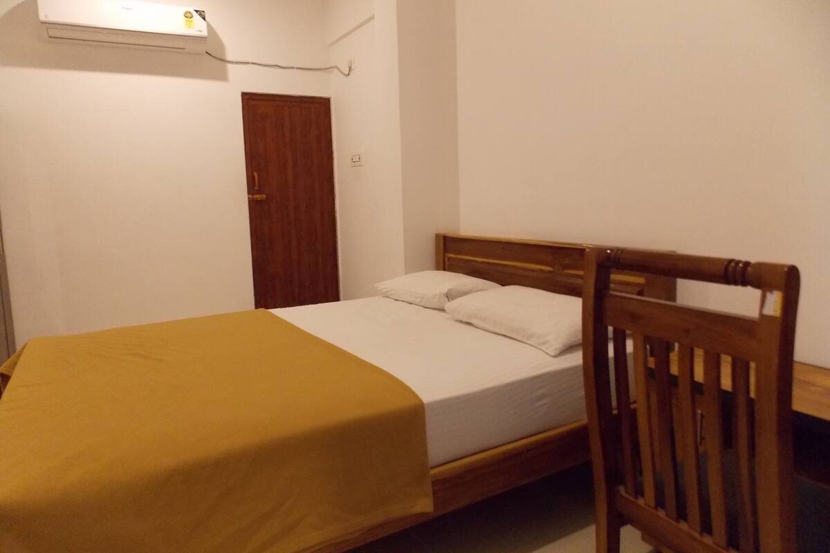Kamar Double Standar | Meja kerja, ruang kerja ramah laptop, dan setrika/meja setrika