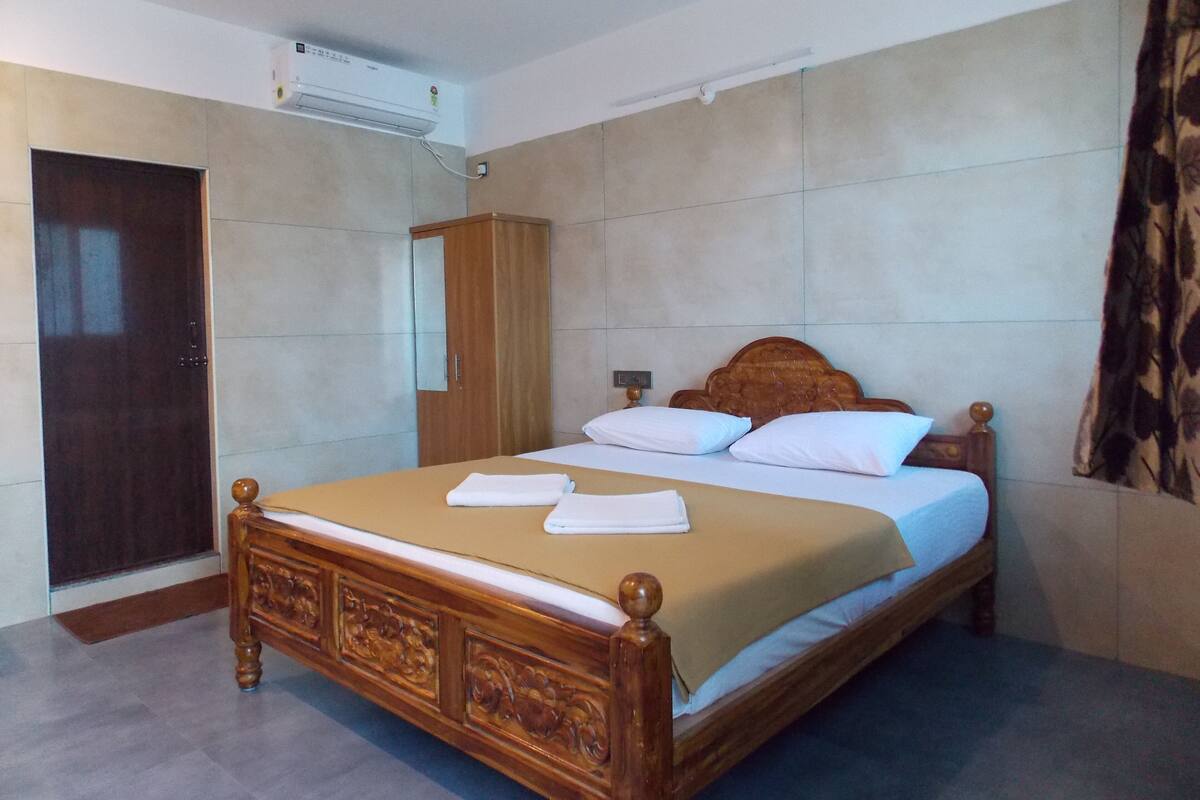 Kamar Double Deluks | Meja kerja, ruang kerja ramah laptop, dan setrika/meja setrika