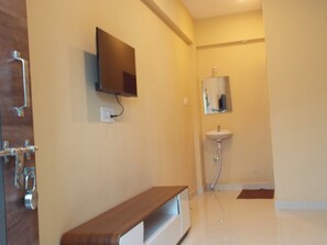 Shower, handuk, sabun, dan sampo