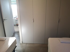 A room with a bed, a wardrobe, and a door leading to another room. - Atic Deluxe, excellent location (Barcelona)