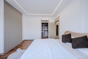Planxa i posts de planxar, wifi i roba de llit 