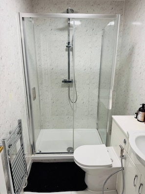 Bathroom - Room-designed for Your Comfort in Salfor (Salford)