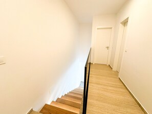 Eine Treppe mit Holzbodenstufen, die zu einer Tür oben führen.