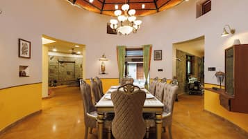 Apartment (1 Bedroom) | Dining room