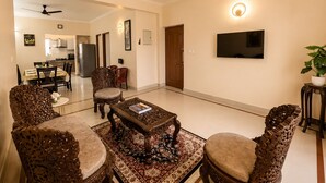 Căn hộ (2 Bedrooms) | Khu phòng khách | TV 66-inch có truyền hình kỹ thuật số 