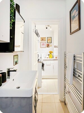 Bathroom - Private, Spacious, Excellent Transport Links Farringdon & St Pancras London (London)