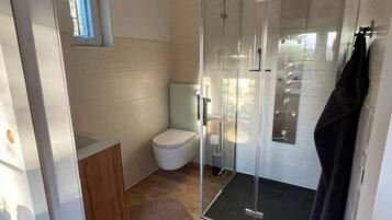 Dusche, Haartrockner, Handtücher