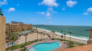 A resort with a swimming pool, beach, and ocean view. - Princesa Resort A-506 Family Tides Refuge Pleasant Ocean Front Condo (Puerto Peñasco)