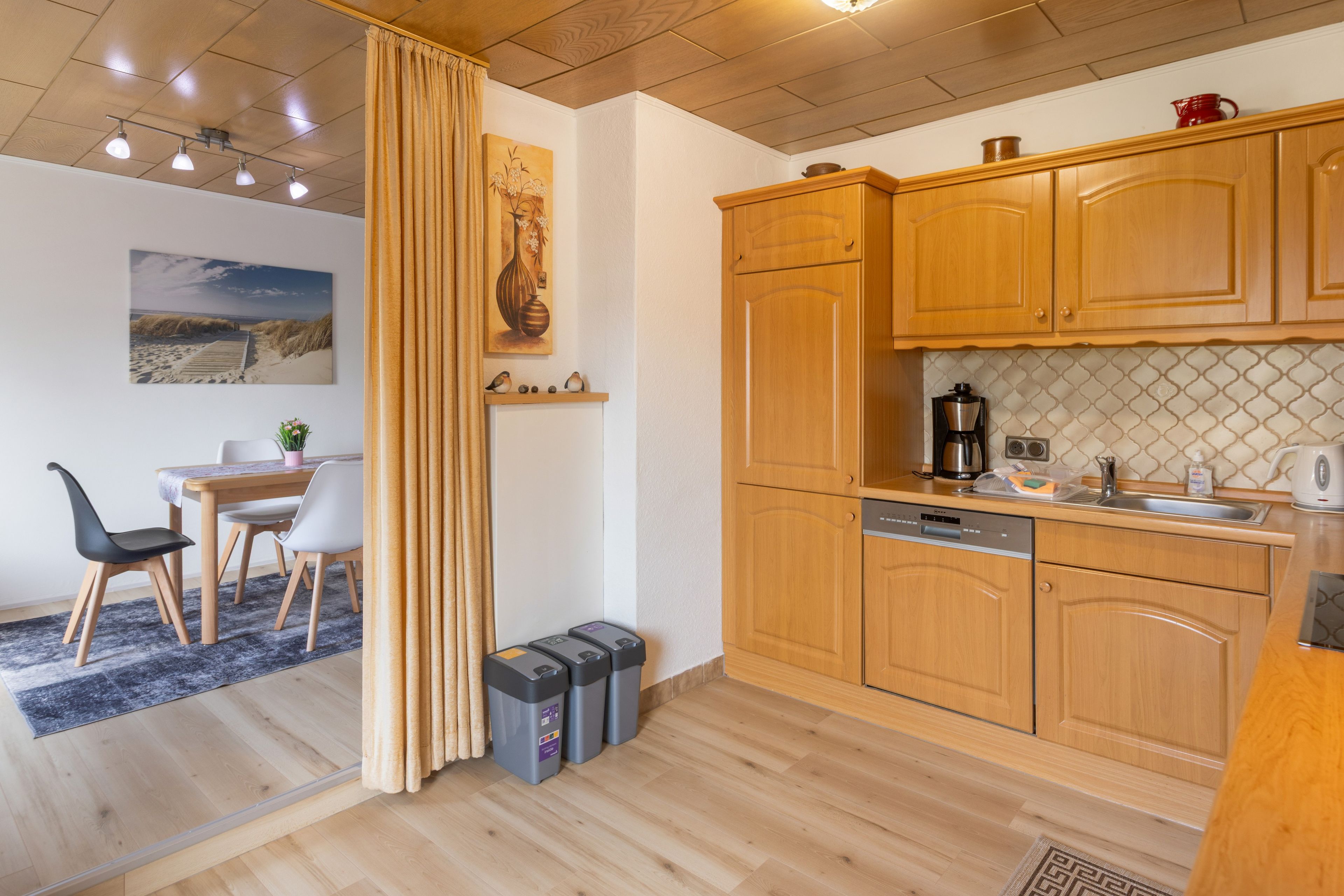 Wasserkocher mit Kaffee-/Teezubehör, Kühlschrank, Mikrowelle, Ofen